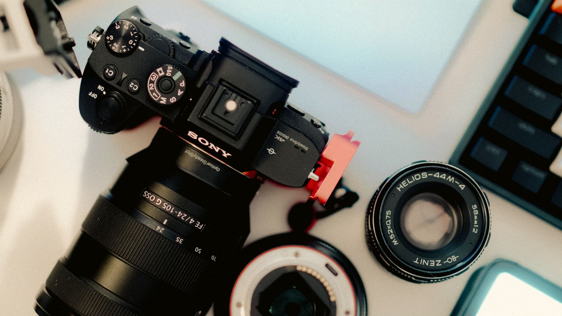 Ilustracja: Edycja zdjęć RAW vs JPEG – kompletne porównanie dla fot Edycja zdjęć RAW vs JPEG – kompletne porównanie dla fotografów - zdjecie w tresci